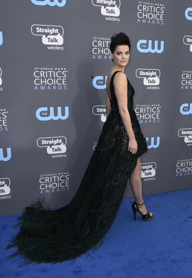 Jaimie Alexander estaba impresionante con este George Chakra de falda 'tail hem' y cola repleta de plumas.
