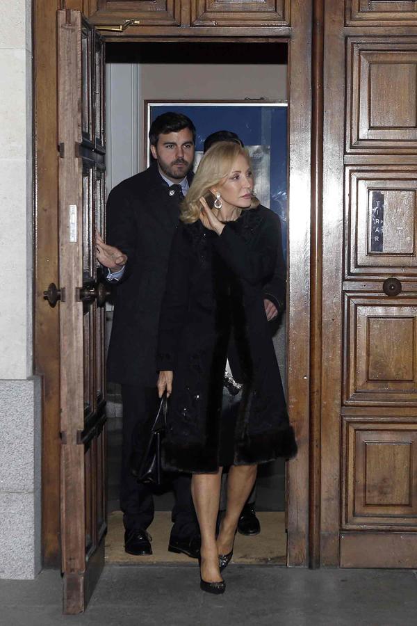 Carmen Lomana y el periodista sevillano Mario Niebla del Toro en el funeral de Carmen Franco.