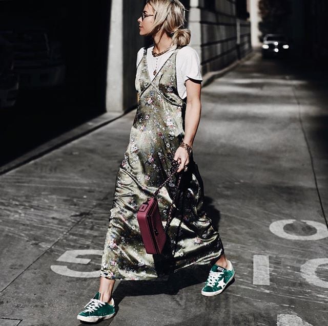 Incluso en entretiempo podemos dar uso a un vestido de fiesta, como este satinado con flores, con unas zapatillas y camiseta que fichamos en @happilygrey.