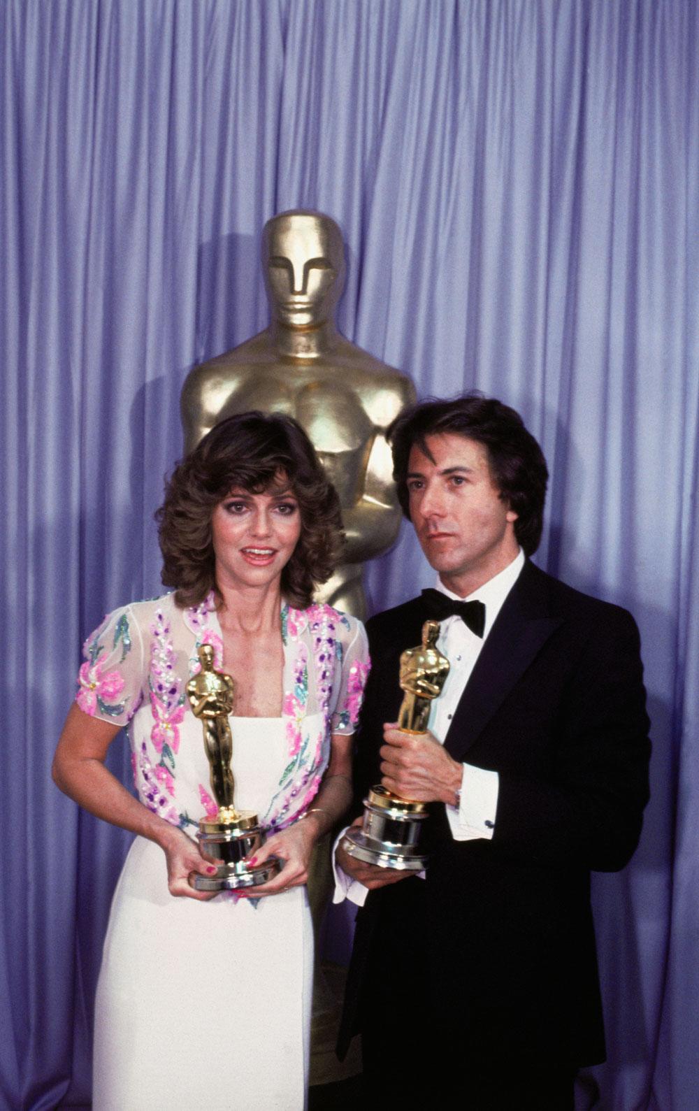 Una joven Sally Field ganaba en el año 1980 su primer Oscar a la Mejor Actriz por 'Norma Rae'. En la foto posa junto al actor Dustin Hoffman.