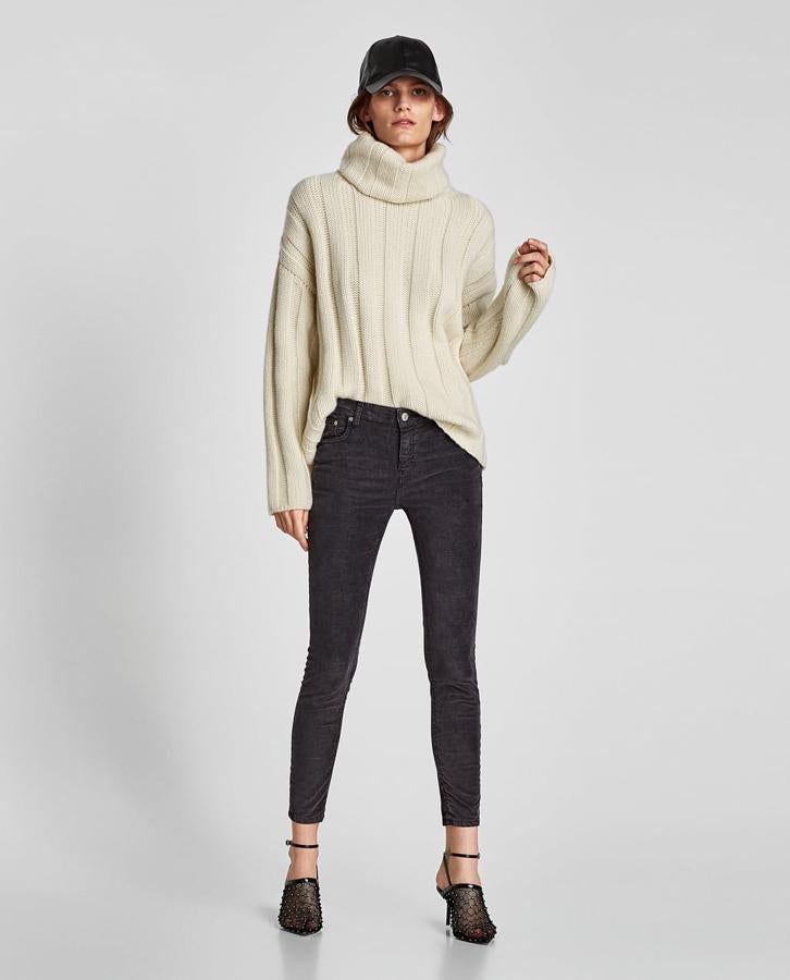 Los vaqueros negros desgastados de Zara están rebajados de 29.95 a 17.99 euros.