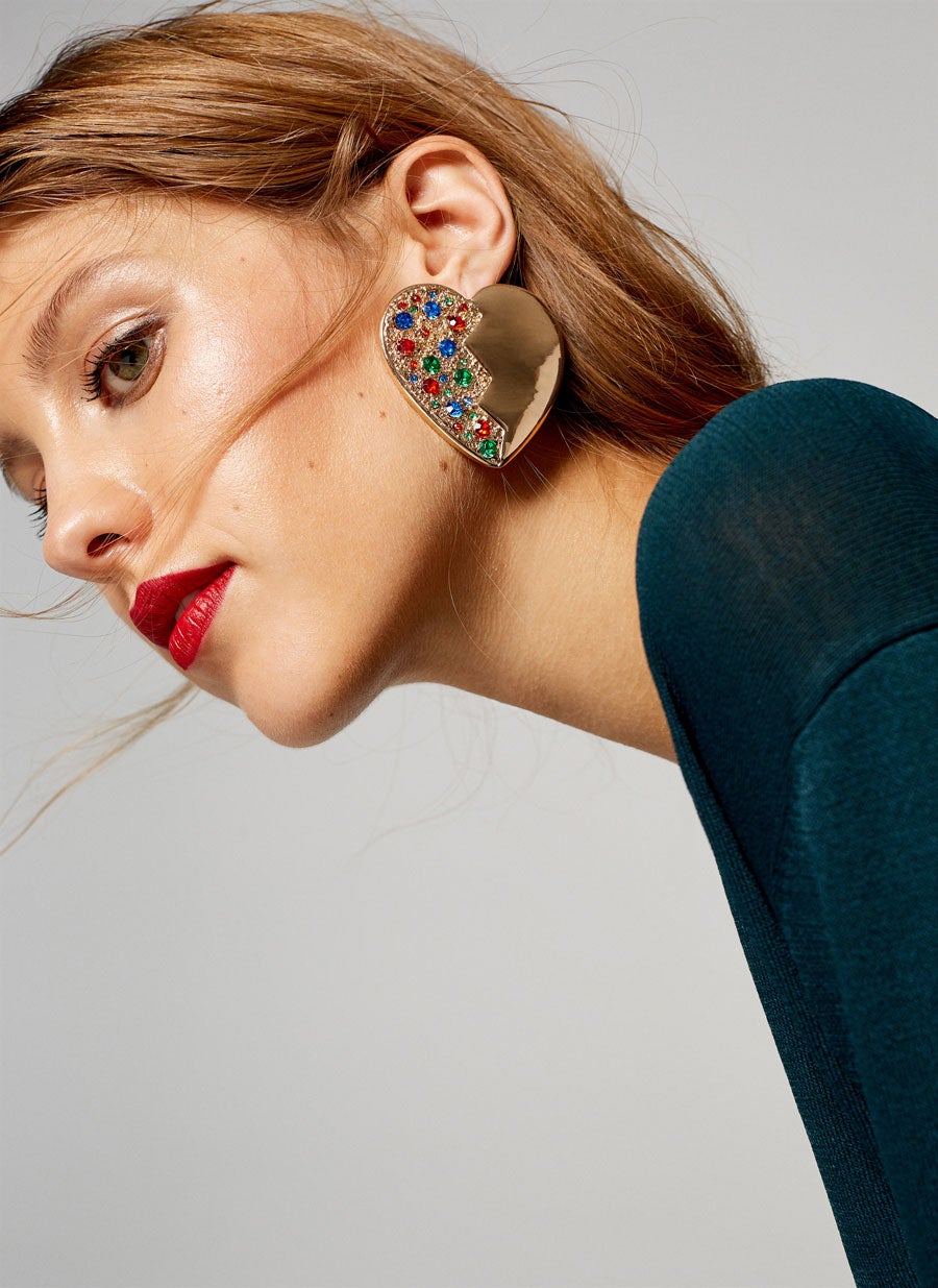 Pendientes dorados con forma de corazón de Uterqüe. Precio: 19,95 euros.