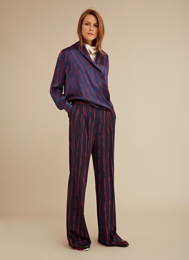 Un coordinado de blusa y pantalón, como este estampado de Adolfo Domínguez (rebajada cada pieza de 138 a 59 euros).