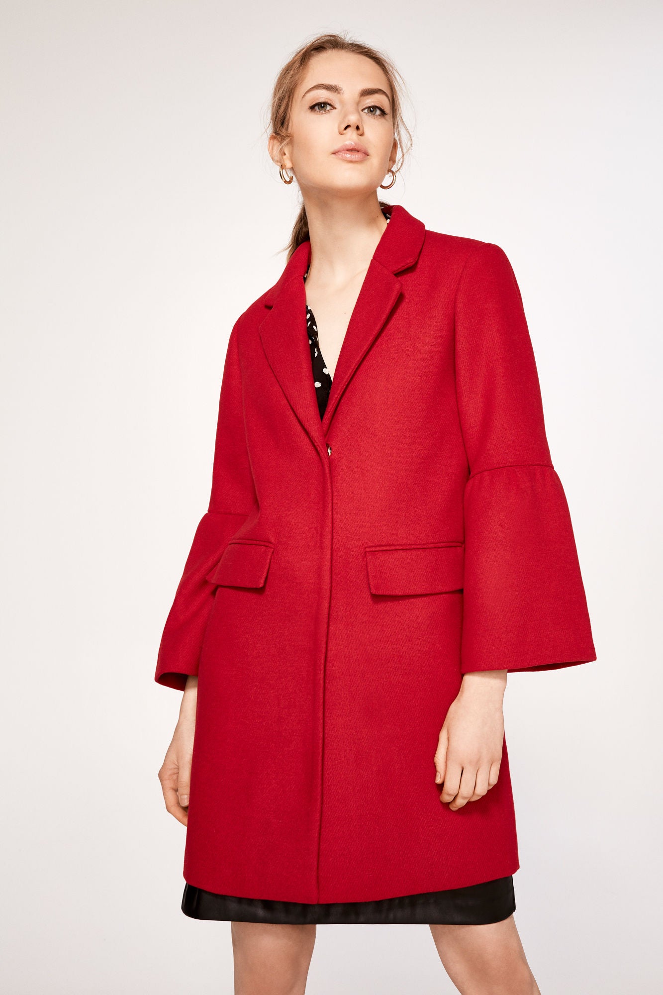 Abrigo rojo con mangas acampanadas de Cortefiel. Precio: 59,99 euros.