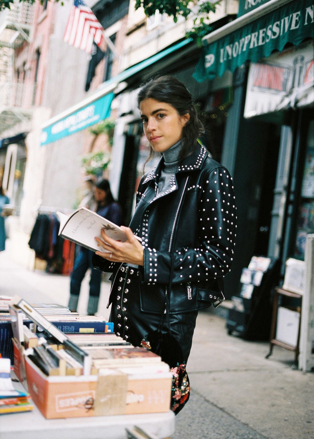 Cazadora de cuero con tachuelas de Mango. Precio: 49,99 euros