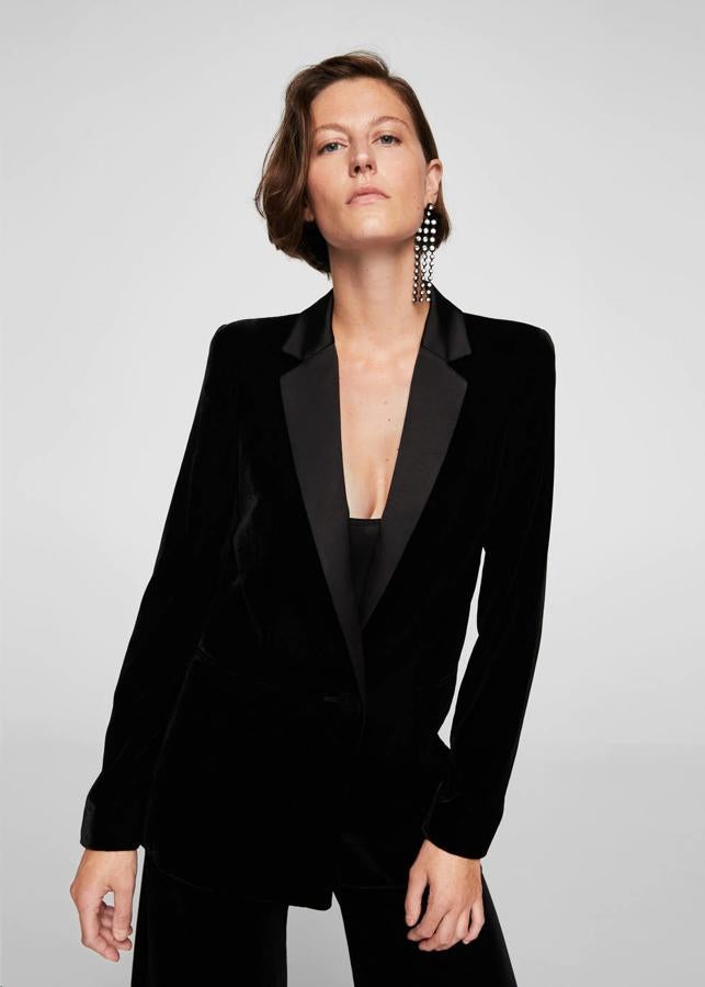 Una prenda de terciopelo, como esta americana tipo esmoquin de Mango (rebajada de 49.99 a 39.90 euros).