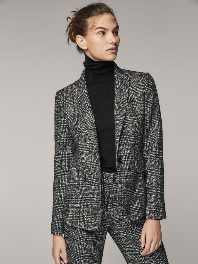 Un traje de estilo masculino, como este con cuadros Príncipe de Gales de Massimo Dutti (la chaqueta está rebajada de 159 a 79.99 euros).