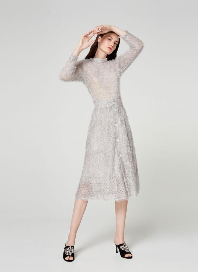 Una falda midi, como esta a conjunto de Uterqüe (rebajada de 89 a 59.95 euros).