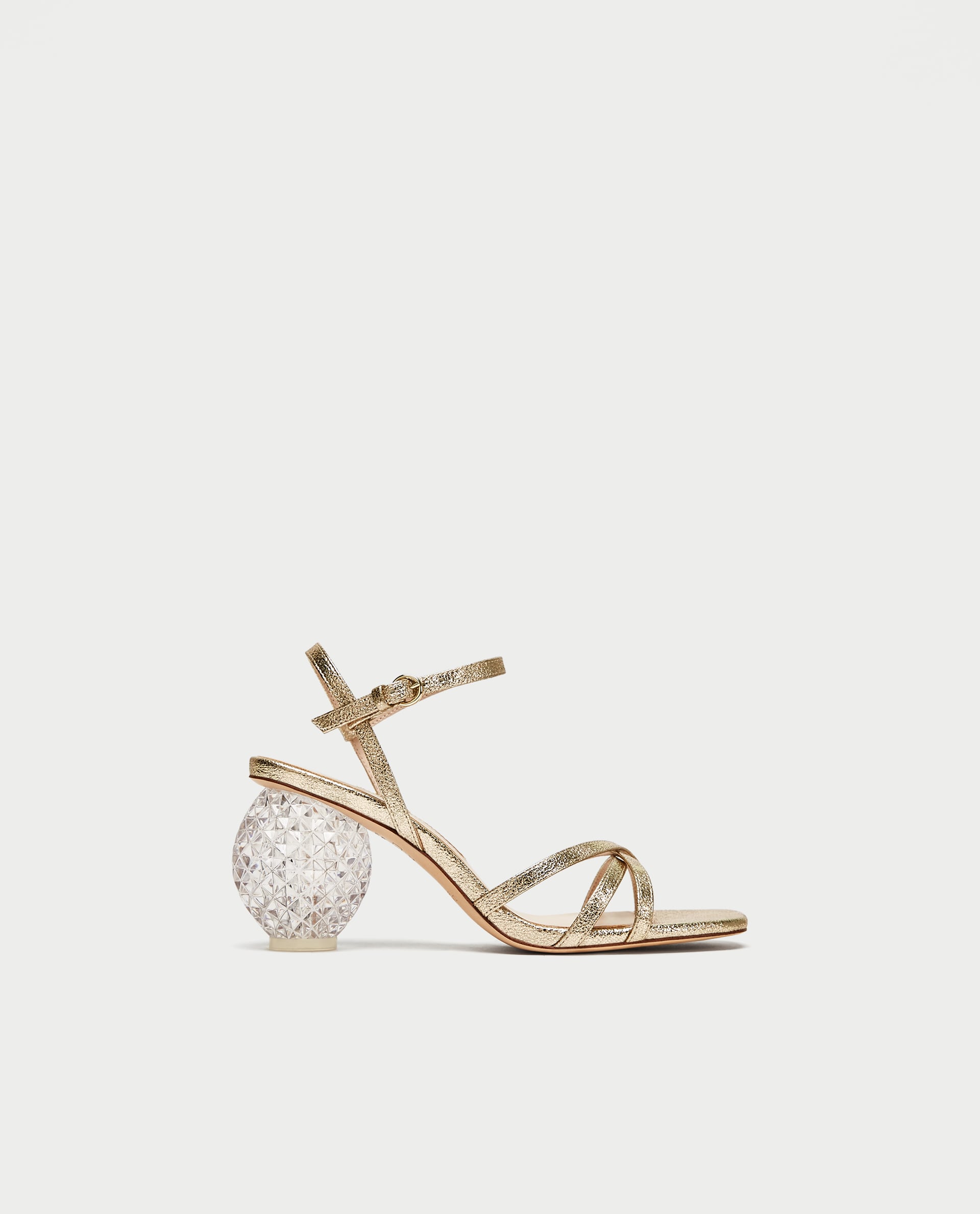 Sandalias doradas con tacón esférico de Zara. Precio: 59,95 euros