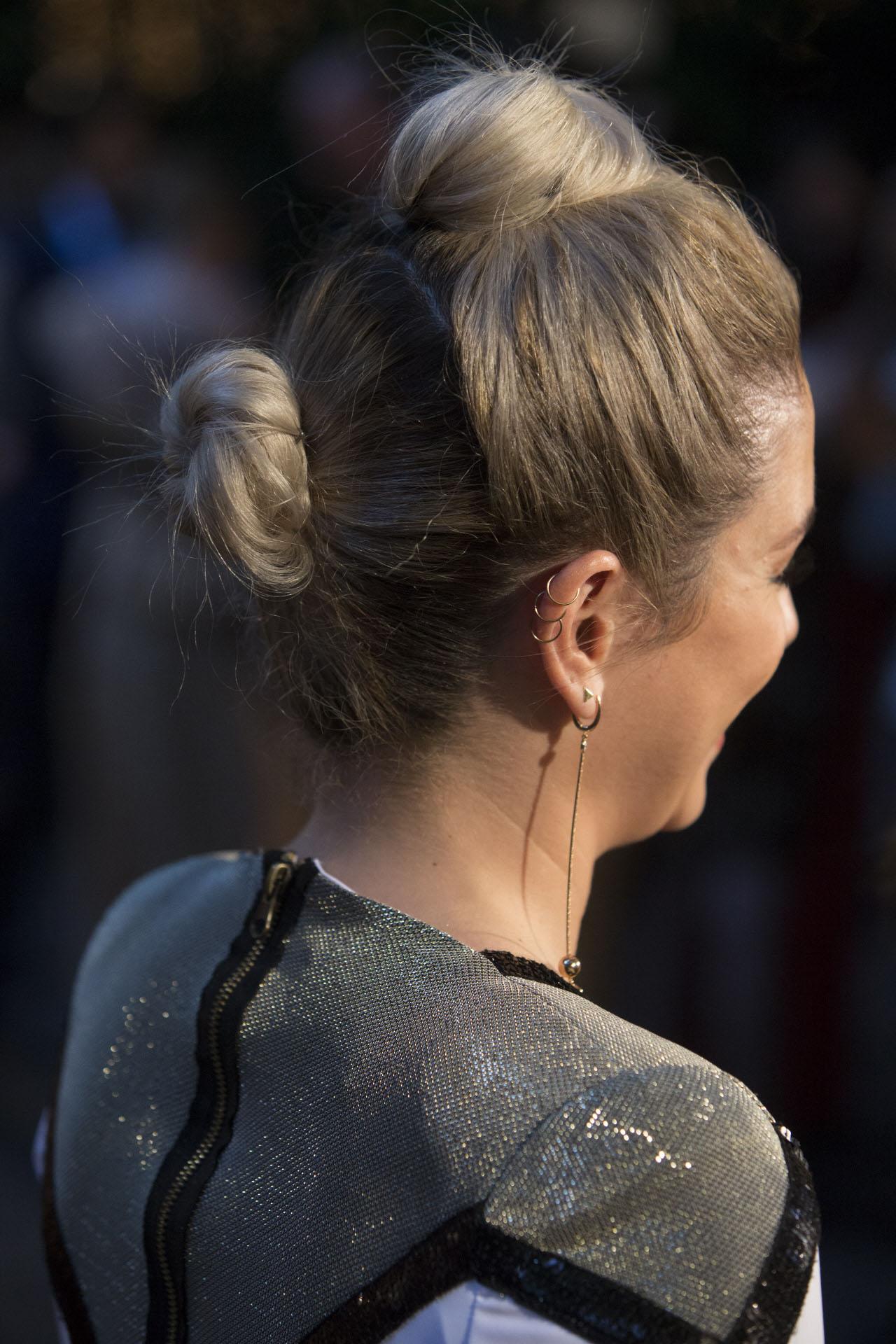 Blanca Suárez con un peinado solo para atrevidas: dos moños, alto y de bailarina.