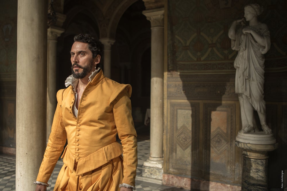 El papel que interpreta Paco León (fuera de su tono habitual) encarna a Luis de Zúñiga.