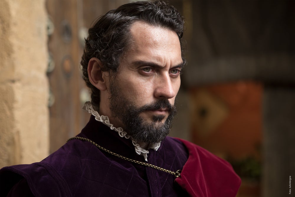 El papel que interpreta Paco León (fuera de su tono habitual) encarna a Luis de Zúñiga.