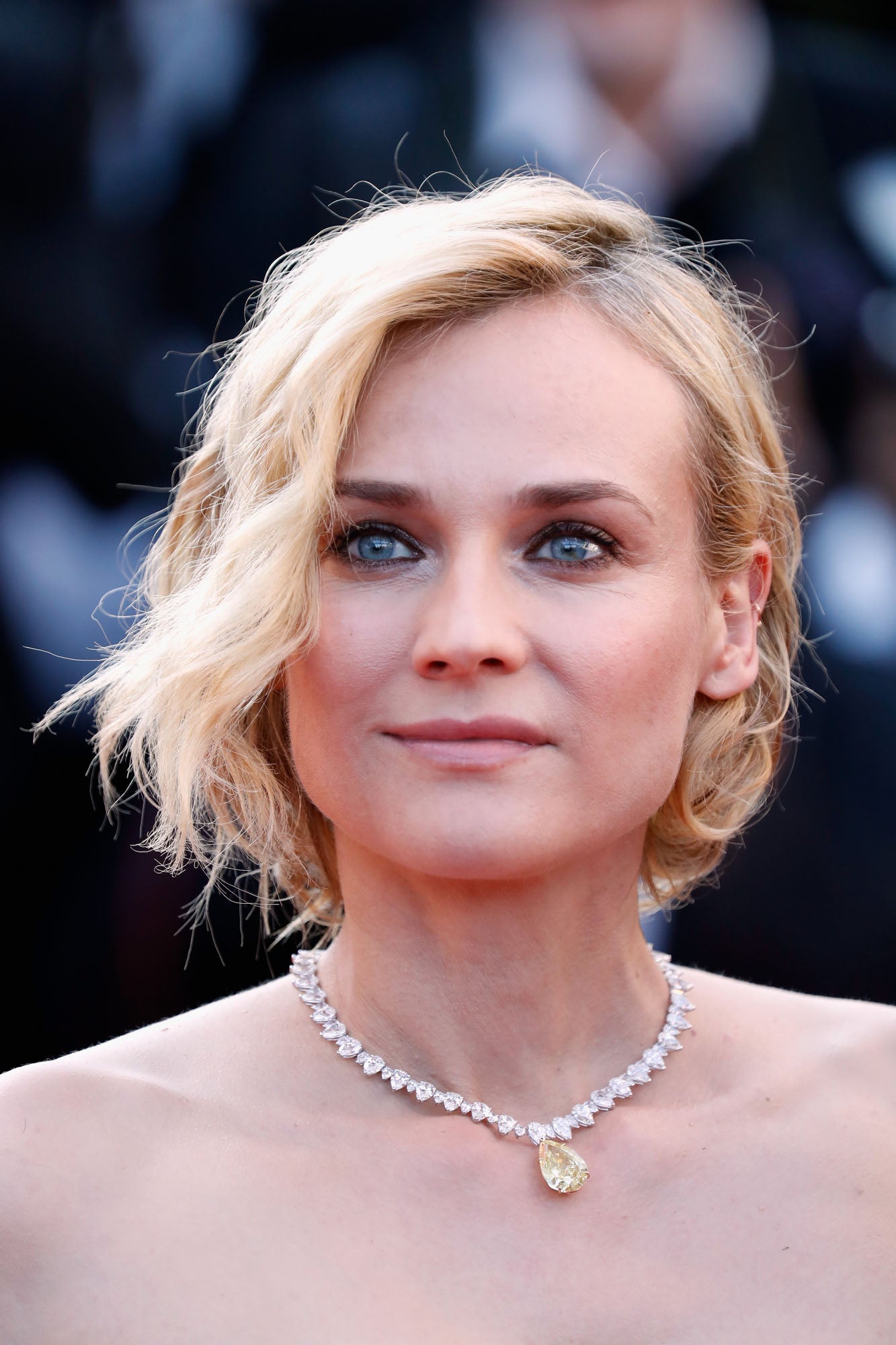 Diane Kruger con sombras rosas mates a juego con los labios rosa claro.