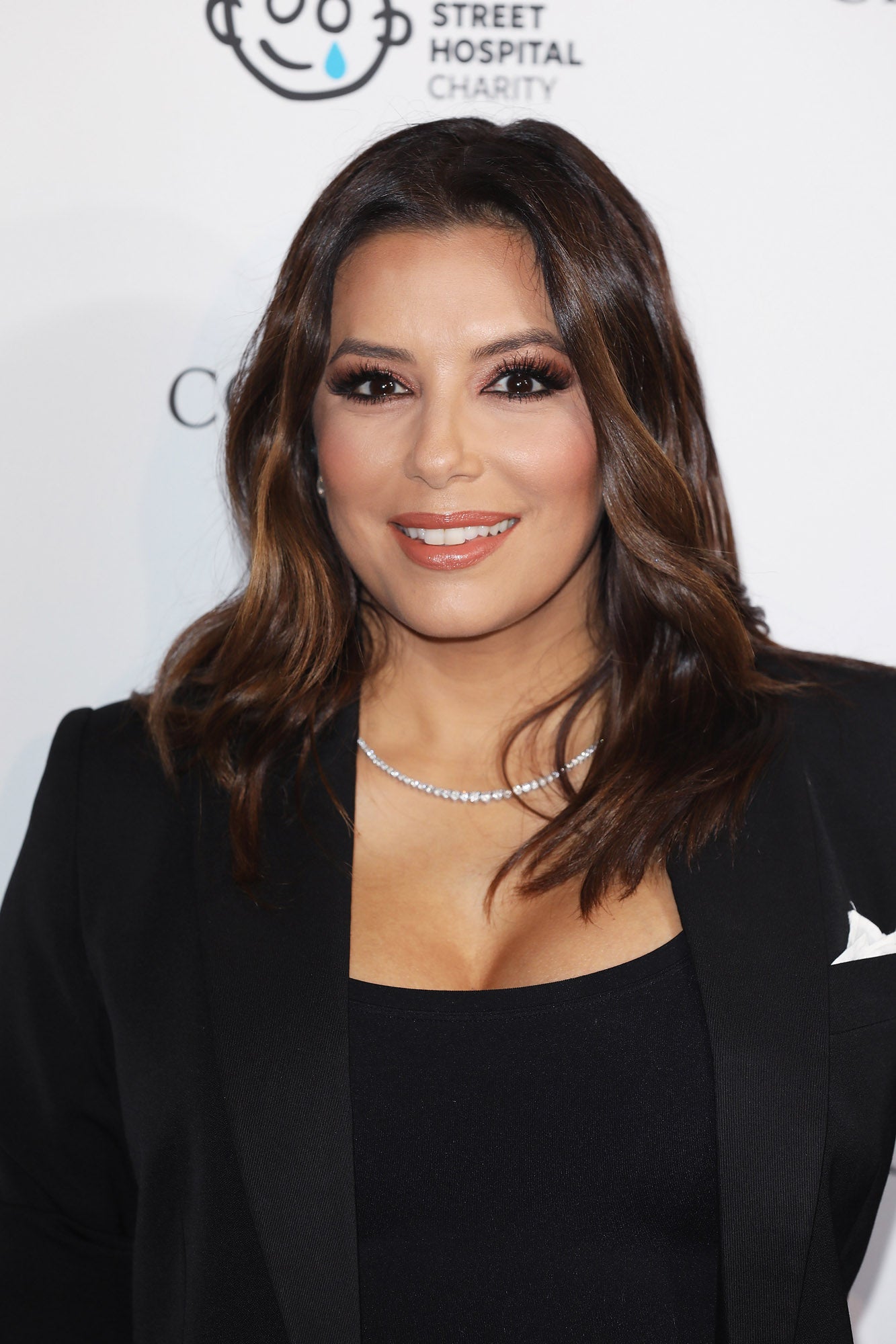 Eva Longoria con sombras rosas irisadas que dulcifican su mirada enmarcada en negro y con pestañas XXL.