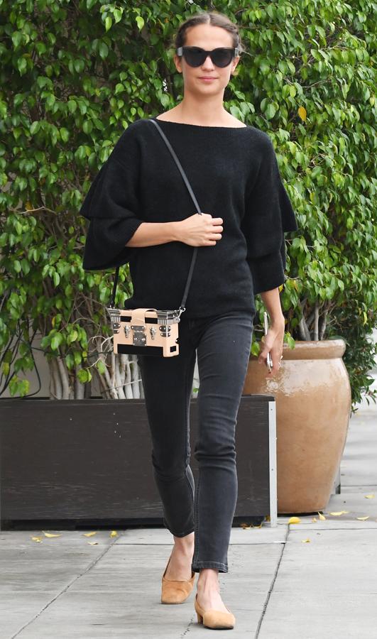 Alicia Vikander siempre es nos inspira con sus conjuntos sencillos. Apostó por un look en total black casual con complementos nude. ¡Muy fácil de copiar!