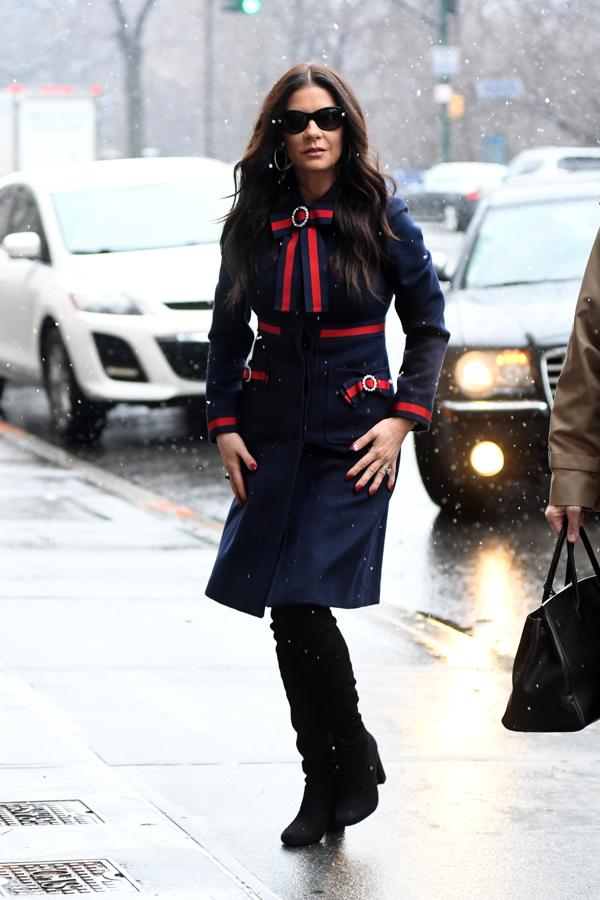 Catherine Zeta Jones ha lucido un look invernal con abrigo de Gicci, muy similar a otro que ya había llevado Salma Hayek