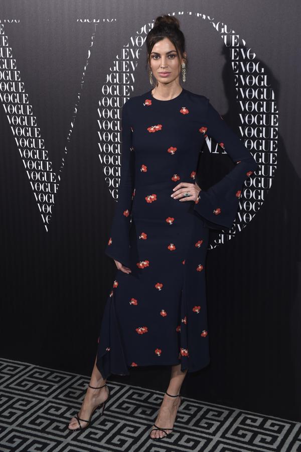 Davinia Peligri, esposa del top modelo español Oriol Elcacho, estaba muy elegante con un vestido estampado con sandalias a juego.