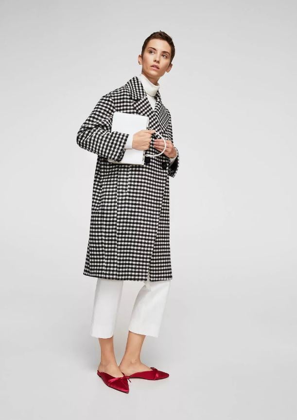 Abrigo de cuadros de Mango. Precio: 39,99 euros (antes 99,99 euros)