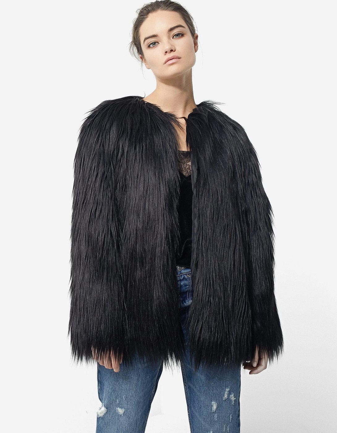 Abrigo de pelo negro de Stradivarius. Precio: 29,99 euros (antes 59,95 euros)