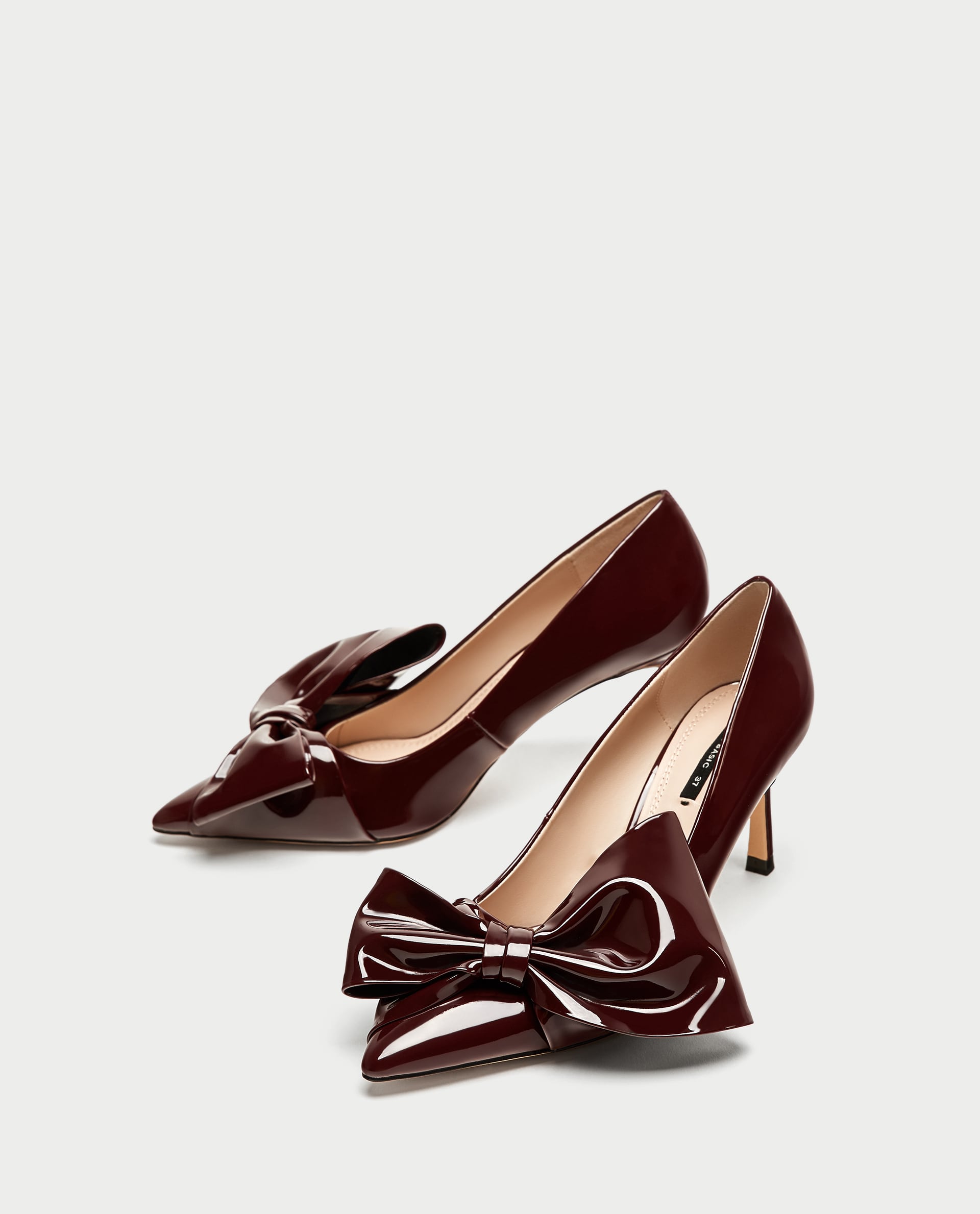 Zapatos de charol con lazo de Zara. Precio: 15,99 euros (antes 39,95 euros)