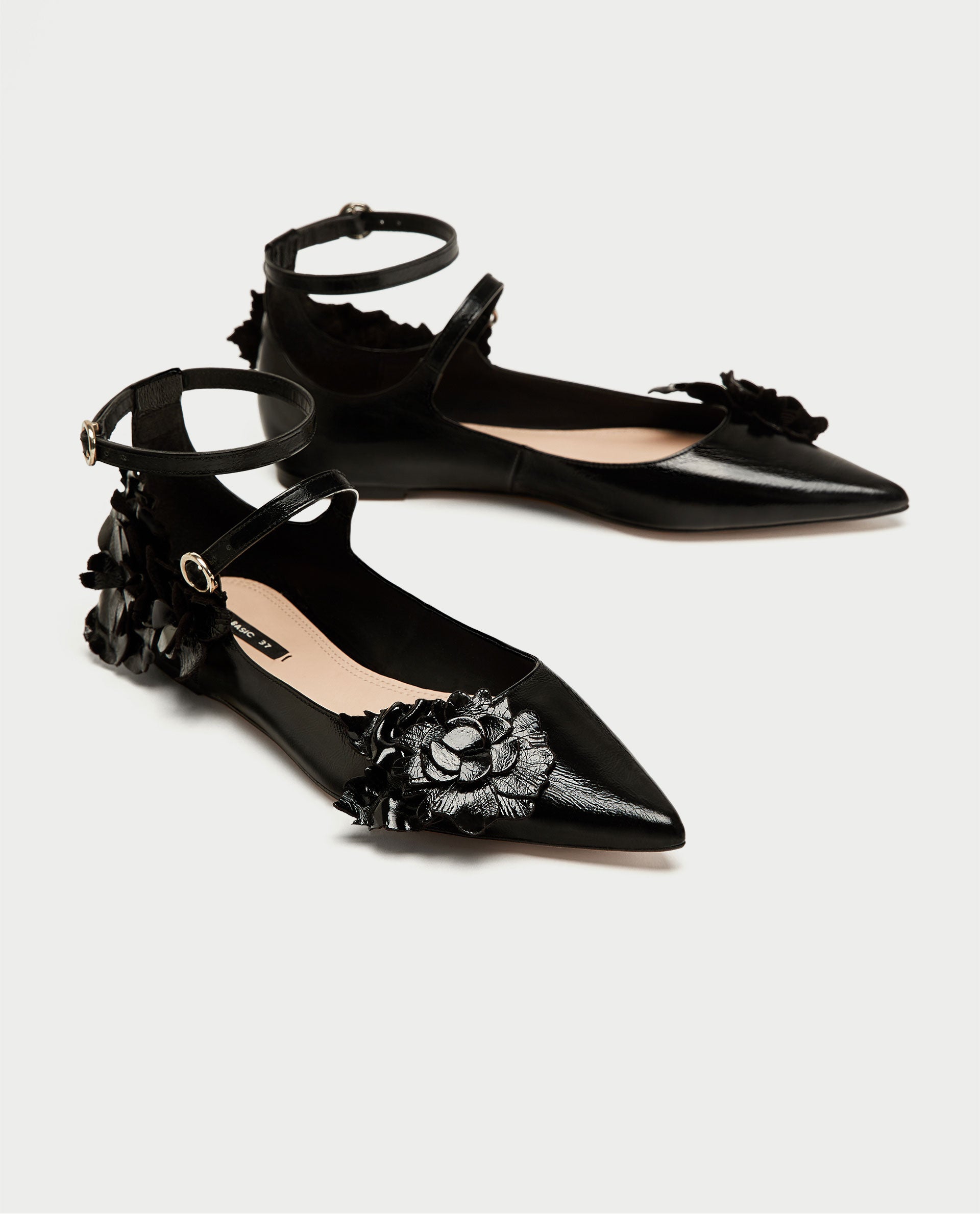 Bailarinas de piel de pulsera de Zara. Precio: 19,99 euros (antes 45,95 euros)