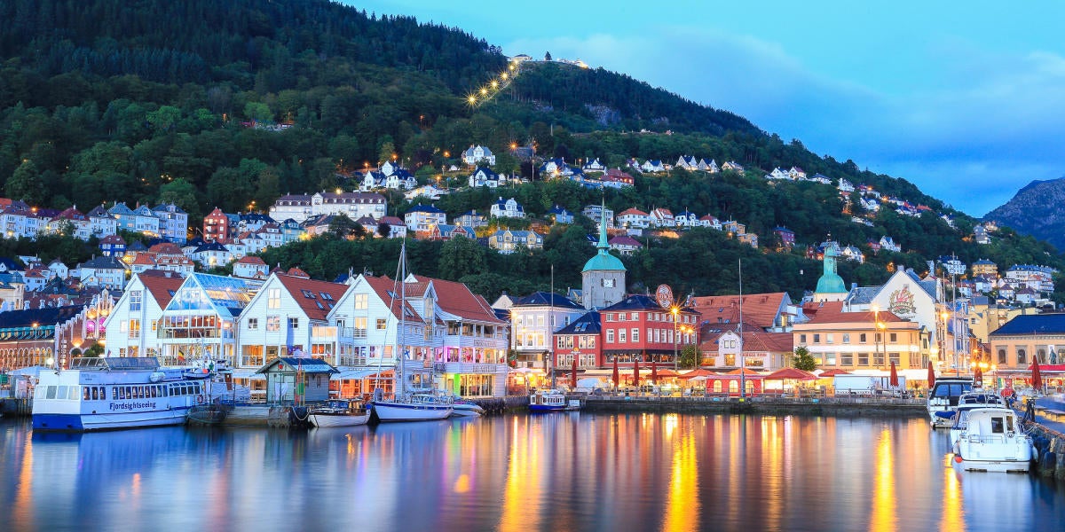 Bergen, la segunda ciudad más grande de Noruega, se ve así de bonita cuando cae el sol. (Foto: Pinterest).