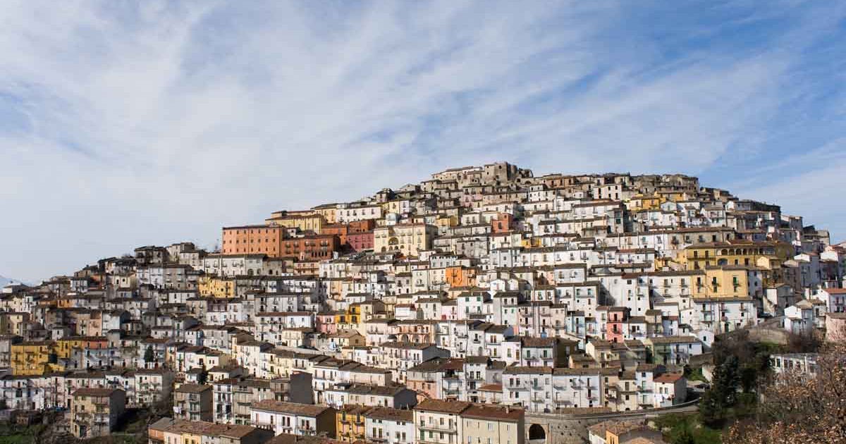 ¿No te encantaesta foto? Calitri, en Italia, es un municipio donde estamos seguras que nos perderíamos por sus calles.... ¡Todas las casas son iguales! (Foto: Pinterest).