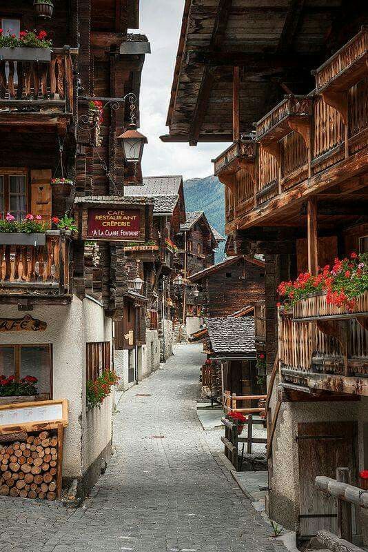 Esta pequeña localidad de Suiza es tan bonita como antigua. Se llama Grimmentz y es así de bonita. (Foto: Pinterest).