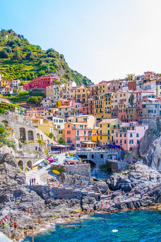 Mararola, otro de los 5 pueblos de Cinque Terre (Italia). Igual de característico que los demás... Aorillas del mar y con sus casas de colores. ¡Prócimo destino! (Foto: Pinterest).