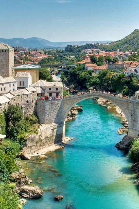 La de veces que será cruzado al día ese puente... Mostar, ciudad de Bosnia y Herzegovina, es conocida justamente por el puente de la foto. (Foto: Pinterest).