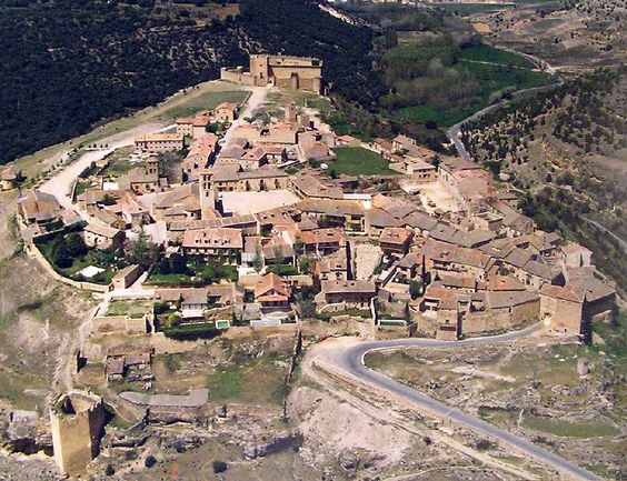 El pueblo segoviano de Pedraza, en mitad del campo y todo marrón. ¡Qué antiguo parece! (Foto: Pinterest).