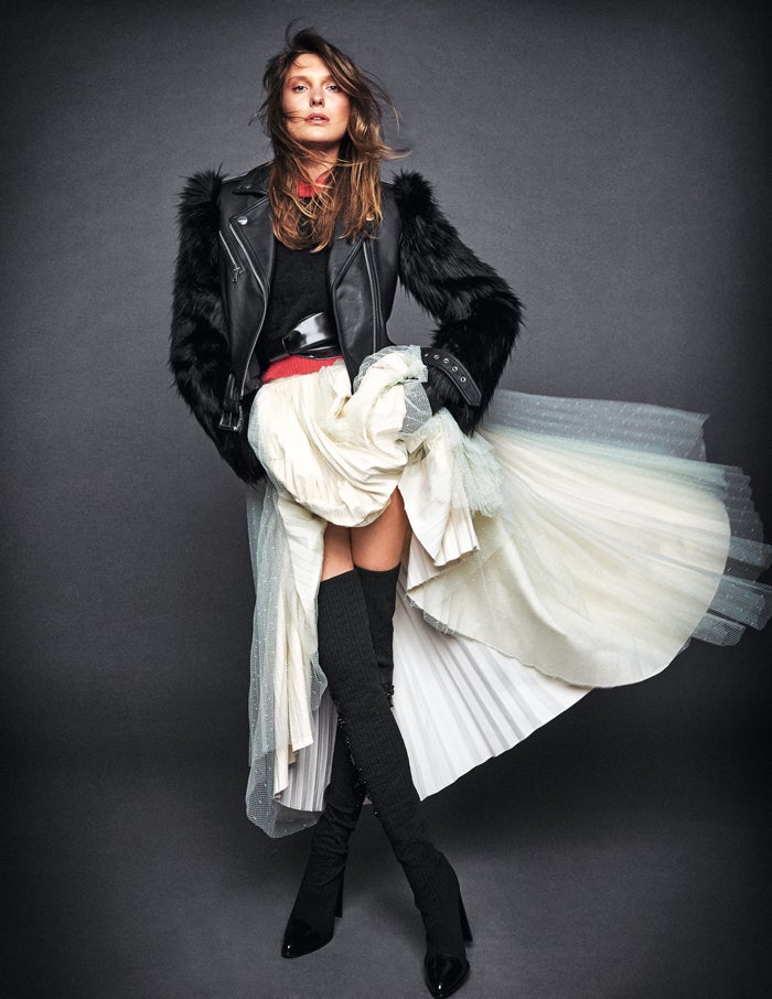 Con mangas de pelo sintético, diseño de Michael Kors. Jersey, cinturón y falda de Philosophy di Lorenzo Serafini. Las botas son de Stuart Weitzman y las medias de Calzedonia.