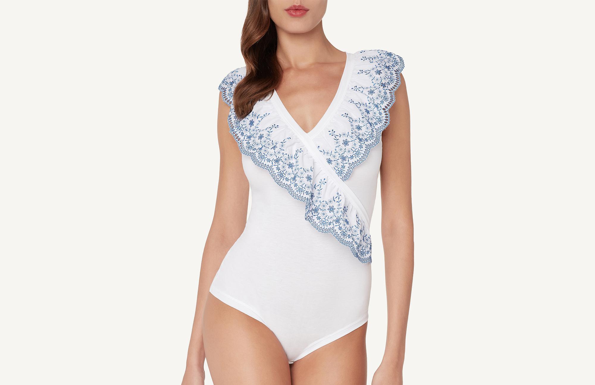 Si en negro es el color de las épocas más frías, cuando llega el verano todas nos vestimos del blanco. este body de Intimissimi de volantes resaltará además el moreno (39,90 euros)