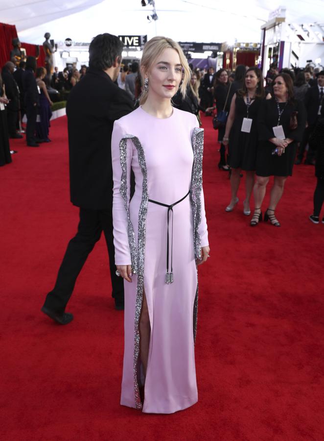 Saoirse Ronan se decantó por un diseño rosa cuarzo con detalles glitter de Louis Vuitton.