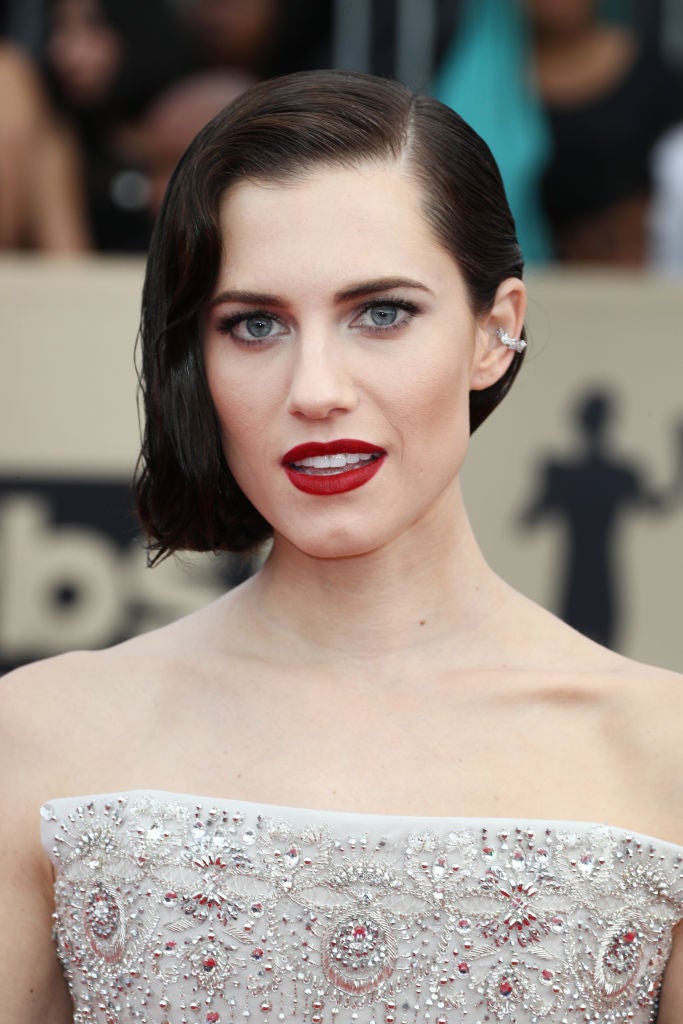 Allison Williams con uno de los 'beauty looks' más bonitos de los SAG 2018: falso bob lateral con efecto 'wet', y labios rojos con acabado mate.