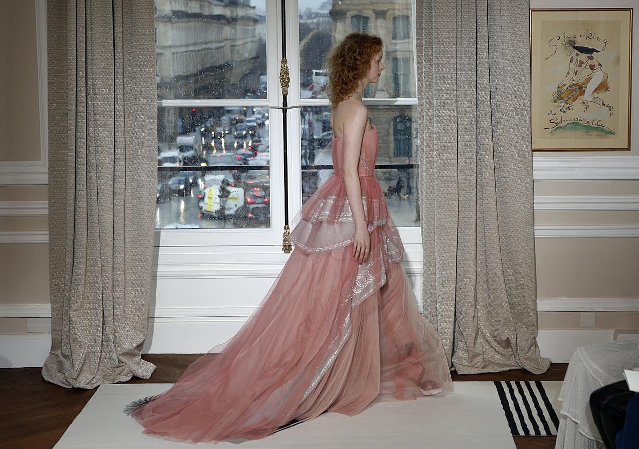 Los tonos pastel y maquillaje dan color a vestidos románticos e hiperfemeninos en las propuestas de Alta Costura de Schiaparelli para la primavera-verano 2018.