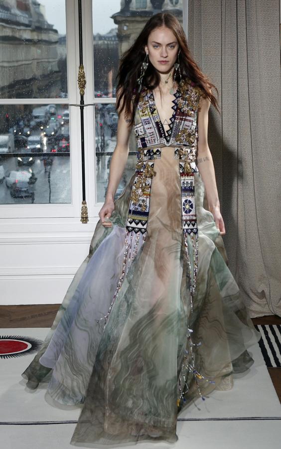 Schiaparelli introduce detalles étnicos que contrastan con la delicadeza de las gasas y las sedas que dan forma a sus diseños para la primavera-verano 2018.