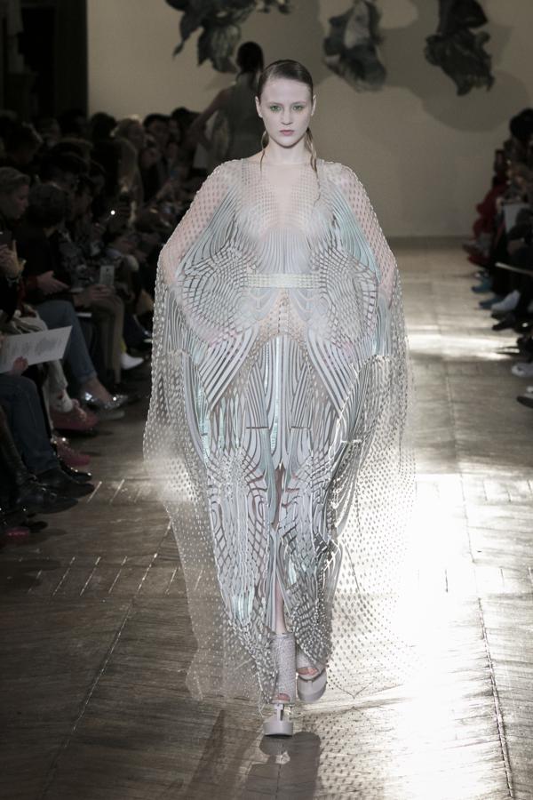 Los efectos ópticos de Iris van Herpen han conquistado la Alta Costura de París.