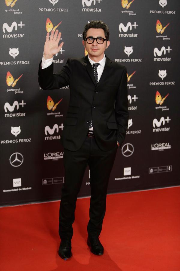 EL saludo sobrio de Berto Romero en los Premios Feroz 2018.
