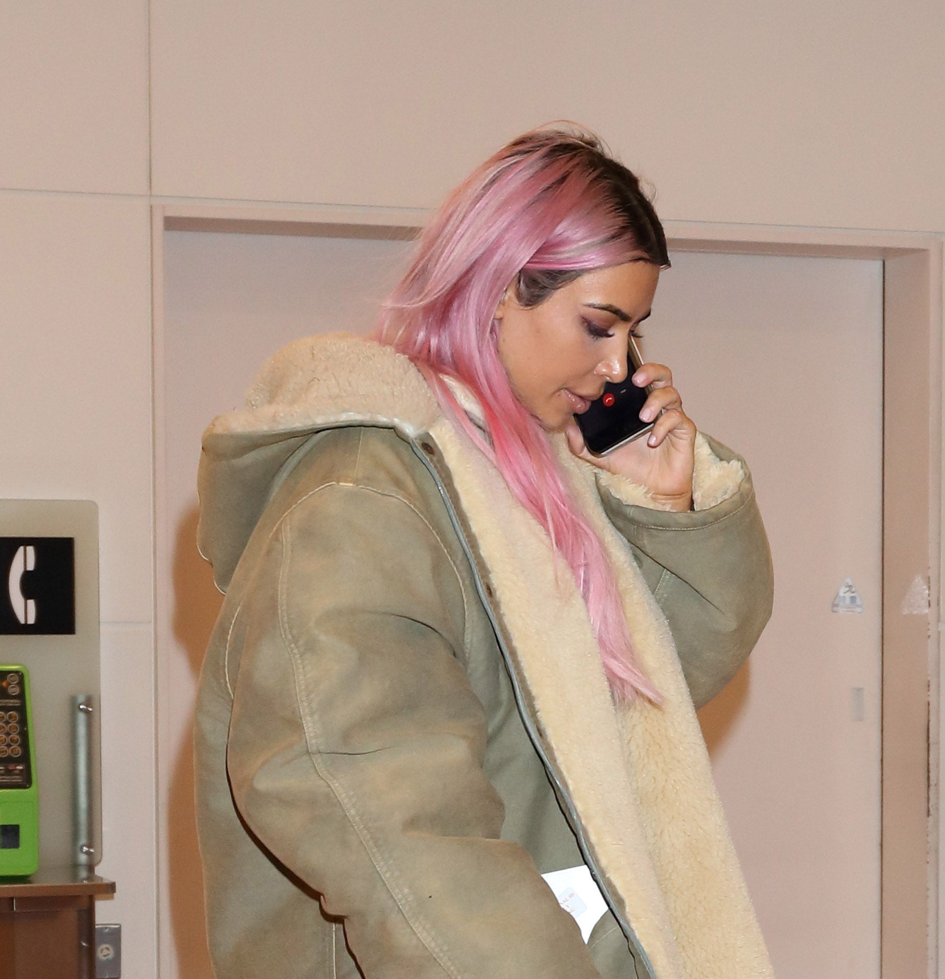 Kim Kardashian ha estrenado color de pelo: el rosa. Se despide así del rubio grisáceo que ha lucido en los útimos meses y que según ha comentado le exigía un gran mantenimiento.