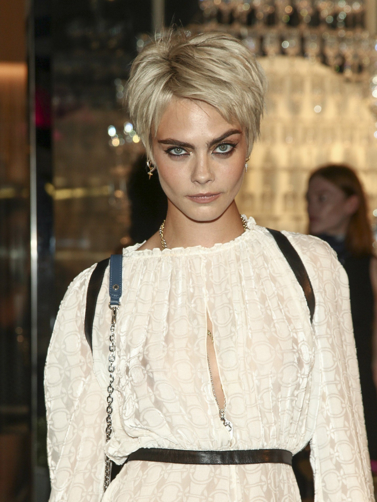 La modelo y actriz Cara Delevingne ha recuperado su rubio después de varios meses en los que ha lucido un castaño con mechas rojizas. Además, su pixie está creciendo.
