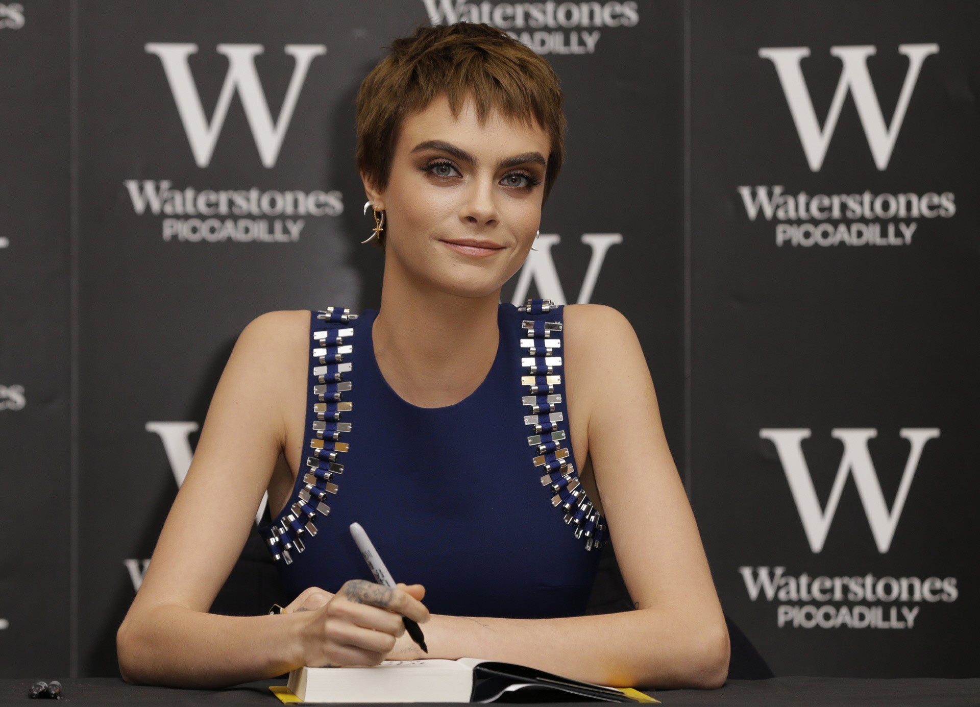Después de raparse la cabeza en 2017, Cara Delevingne decidió teñirse de castaño su pelo rubio. En 2018 vuelve a recuperar el rubio.