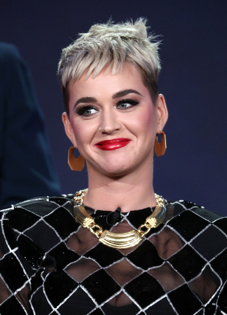 Antes de teñirse de rosa, la cantante lucía su pixie con las raíces oscuras y las puntas en rubio platino.