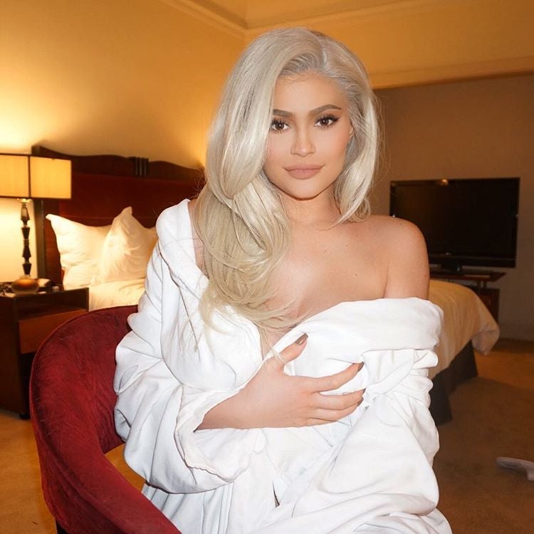 Kylie Jenner ha sorprendido con un nuevo look: melena rubia platino. ¿Será peluca? Tratándose de ella será lo más probable.