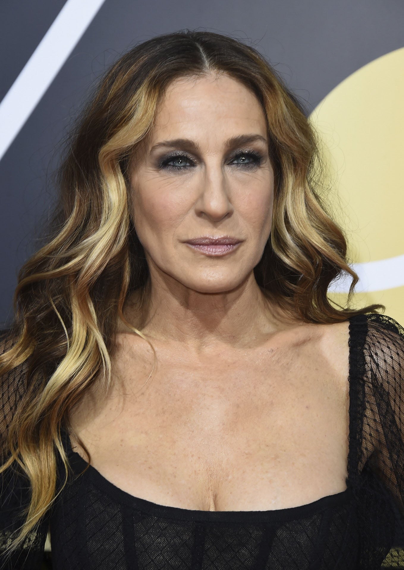 De verdad que parece mucho más joven con su flequillo que sin él, Sarah Jessica Parker. A partir de los 50, las melenas largas pueden poner años.