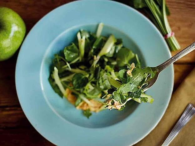 Ensalada de manzana verde, espinacas y cangrejo, muy saludable para la depuración postnavideña.