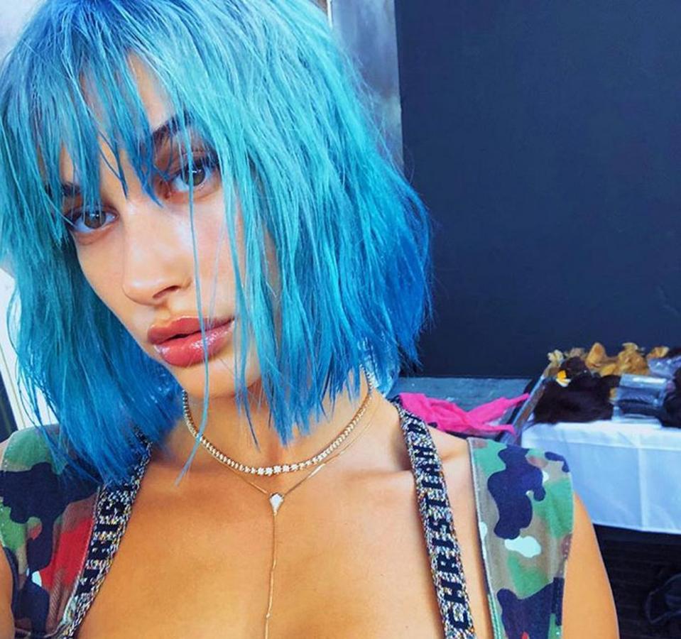 Del rosa millennial pasó al azul sirena, pero solo brevemente. Eso sí, le quedaba de maravilla.