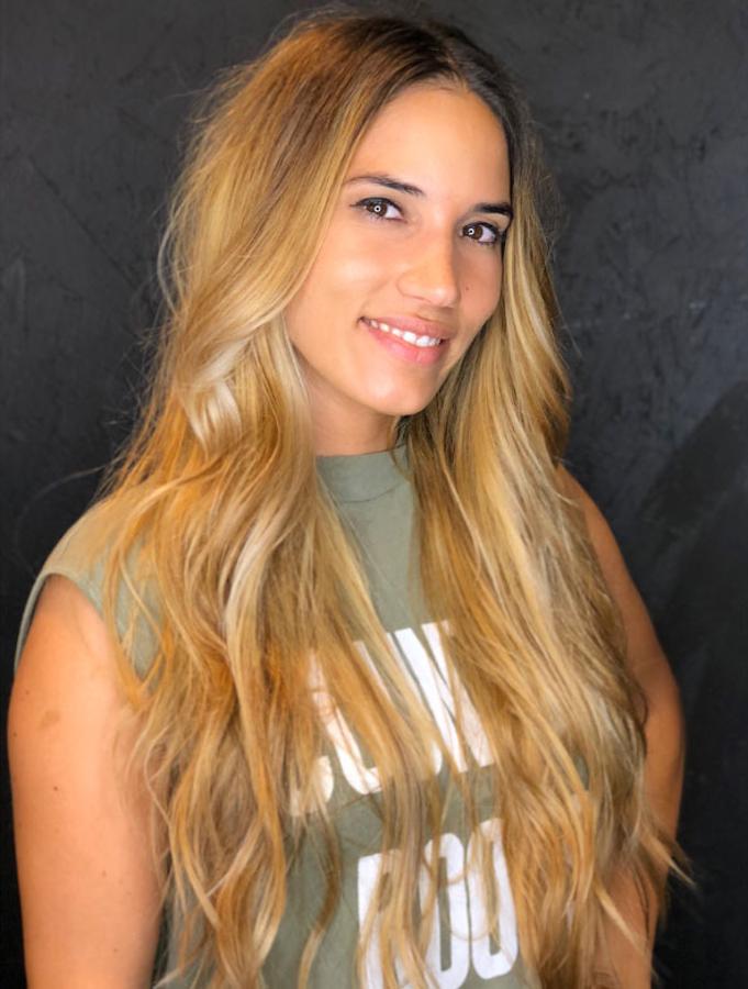 Se acaba de teñir de un magnífico rubio dorado surfero y no ha dudado en preguntar a sus seguidores en Instagram su opinión. ¡A nosotros nos encanta!