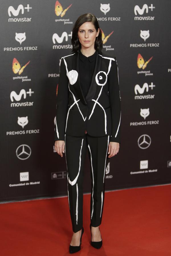 El traje de Bárbara Santa Cruz está impregnado de feminismo. Se trata de un diseño del artista Ernesto Artillo, que presesenta a 'La mujer que llevo fuera'. ,