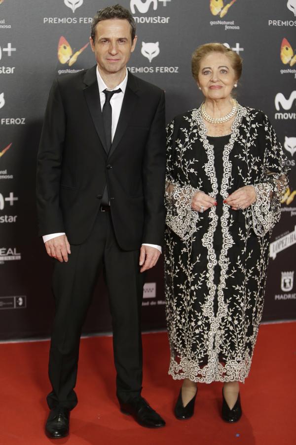 Gustavo Salmerón no se ajustó la corbata en señal de rebeldía. Eso sí, se vistió de la manera más clásica: traje negro y camisa blanca.